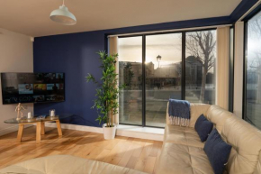 Beautiful City Center Apartment with a River View - Free Parking!